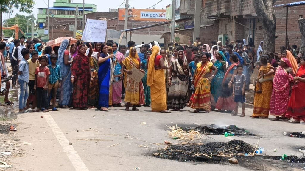 हाईवा की चपेट में आने से जमादार की मौत, लोगों ने की आगजनी