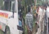 अनियंत्रित बस पेड़ से टकराई, दुर्घटना में खलासी की मौत