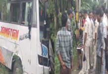 अनियंत्रित बस पेड़ से टकराई, दुर्घटना में खलासी की मौत