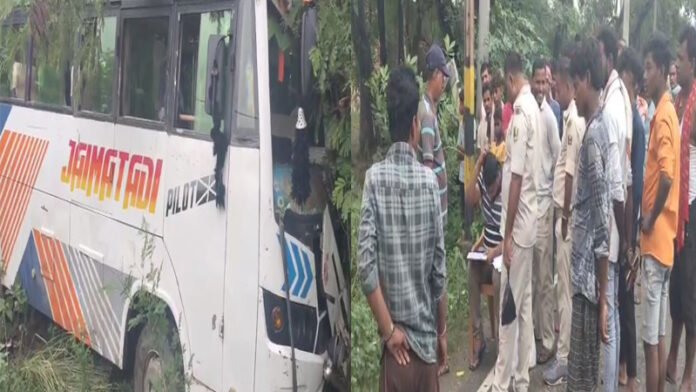 अनियंत्रित बस पेड़ से टकराई, दुर्घटना में खलासी की मौत