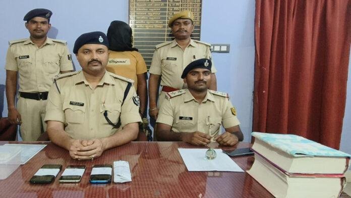 साइबर अपराधी गिरफ्तार, 3 एंड्रॉयड मोबाइल व 6 पेज कस्टमर डाटा शीट बरामद