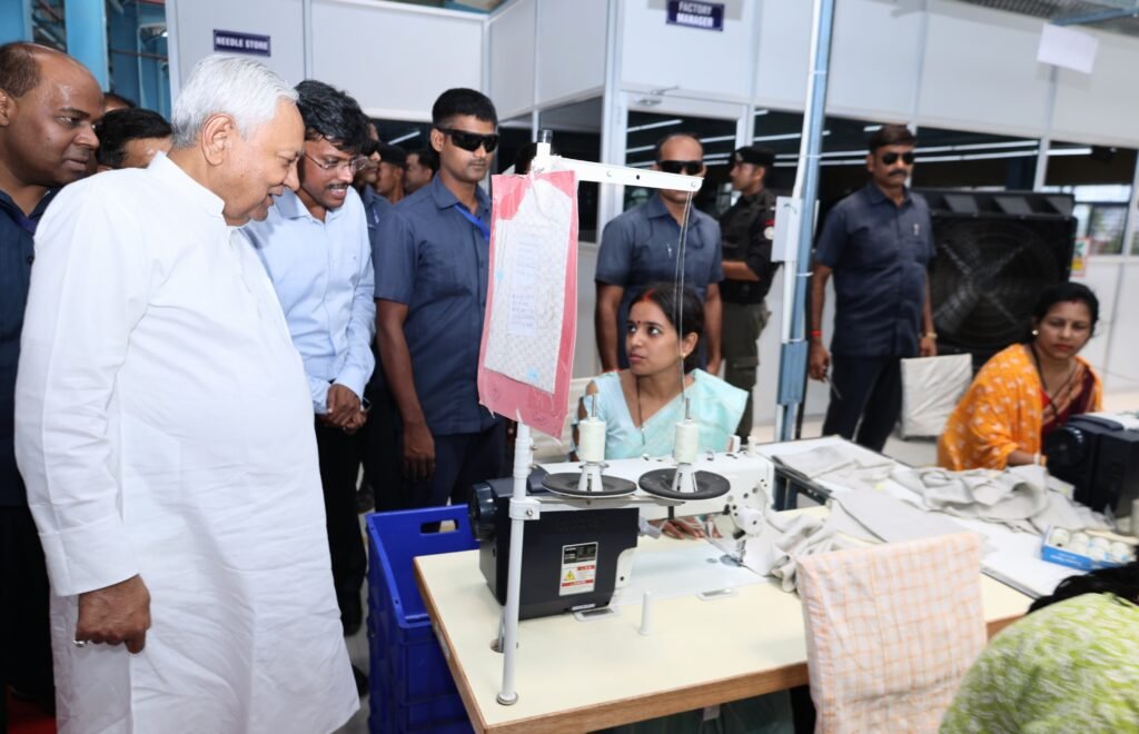 मुख्यमंत्री ने औद्योगिक क्षेत्र सिकंदरपुर की विभिन्न औद्योगिक इकाईयों का किया निरीक्षण