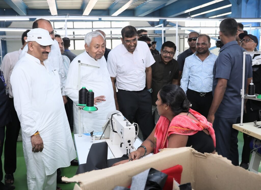 मुख्यमंत्री ने औद्योगिक क्षेत्र सिकंदरपुर की विभिन्न औद्योगिक इकाईयों का किया निरीक्षण