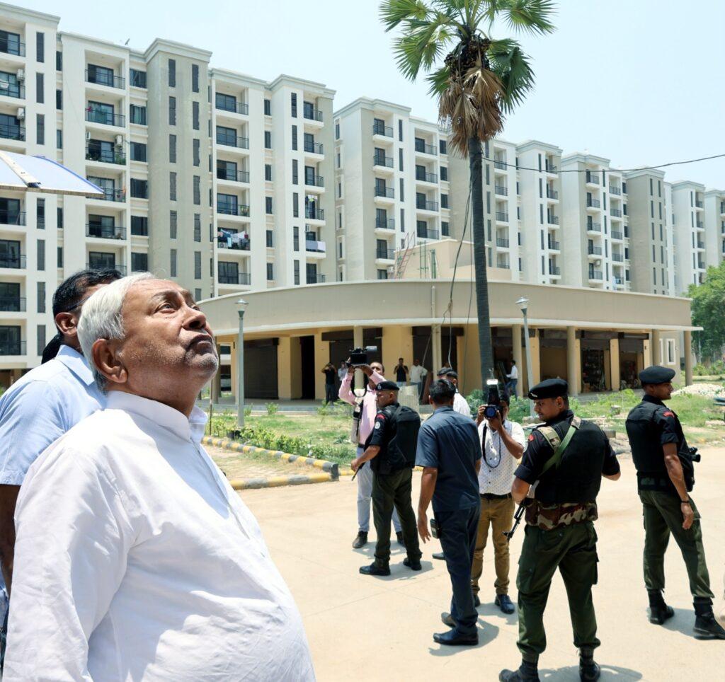 मुख्यमंत्री ने गर्दनीबाग में निर्माणाधीन ऑफिसर्स इनक्लेव का किया निरीक्षण, दिया निर्देश