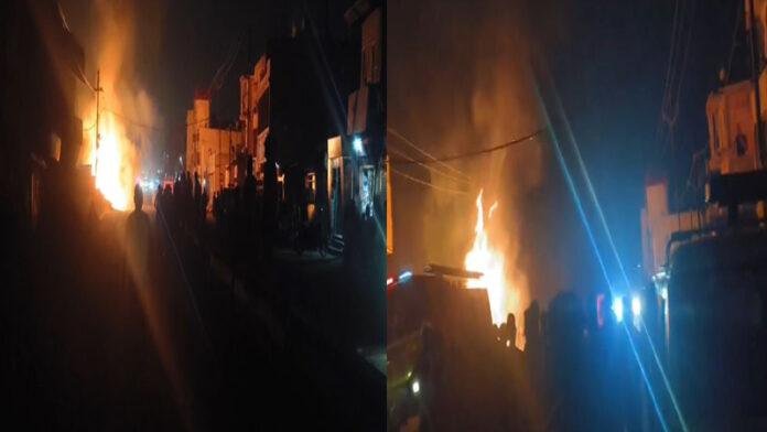 कैटरिंग के काम के लिए रखा गया था बांस, लगी भयंकर आग