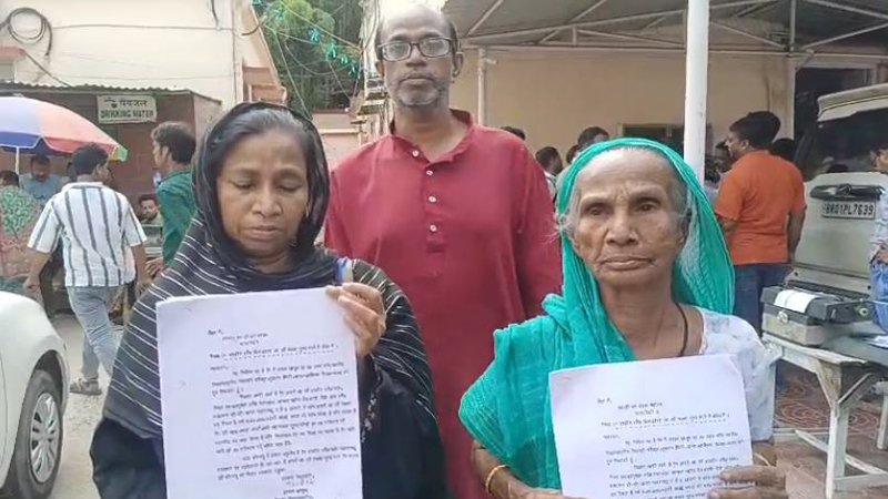 Patna City Mahila 80 वर्षीय वृद्ध महिला की घरों पर दबंगों ने किया कब्जा, जान से मारने की दी धमकी