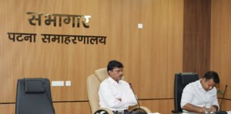 सुबह-सुबह बोरिंग रोड पहुंचे DM, कार्यस्थल का निरीक्षण कर स्थिति का लिया जायजा