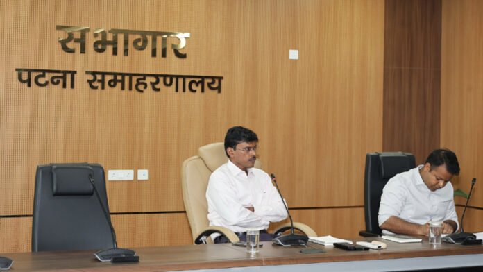सुबह-सुबह बोरिंग रोड पहुंचे DM, कार्यस्थल का निरीक्षण कर स्थिति का लिया जायजा