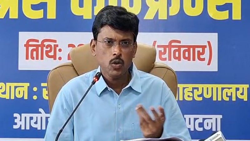 चुनाव से पहले आयोग वोटरों का कर रही है सत्यापन, पटना DM ने क्या कहा...