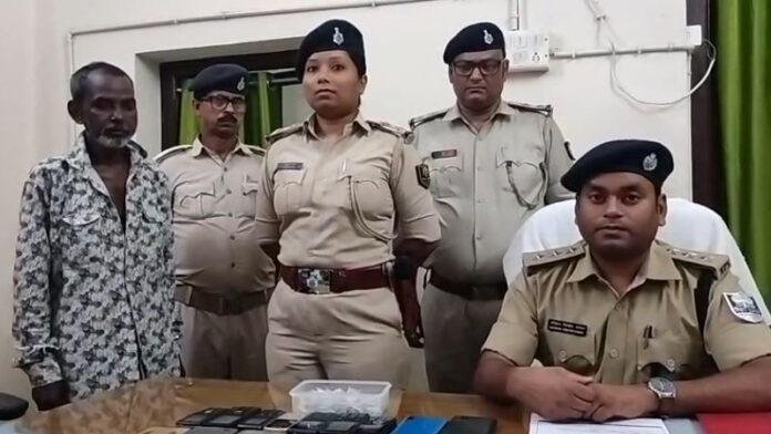 चोरी के मोबाइल के बदले स्मैक बेचने वाले तस्कर को पुलिस ने योजना बनाकर धर दबोचा
