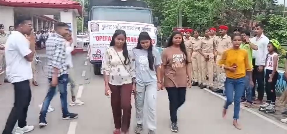 SP की मौजूदगी में नशीली दवाओं के दुरुपयोग व अवैध तस्करी के खिलाफ पुलिस ने निकाली जागरूकता रैली