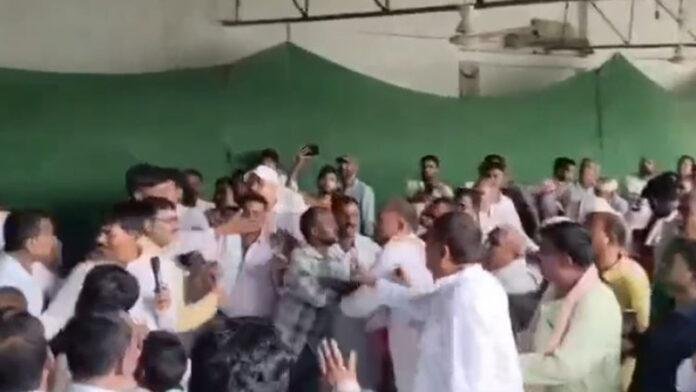 RJD जिला अध्यक्ष के चुनाव में बवाल, 2 गुटों में हुई लड़ाई, Video वायरल
