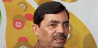 तेजस्वी के लेख पर शाहनवाज का तंज, कहा- पढ़े-लिखे नहीं, किसी और की...