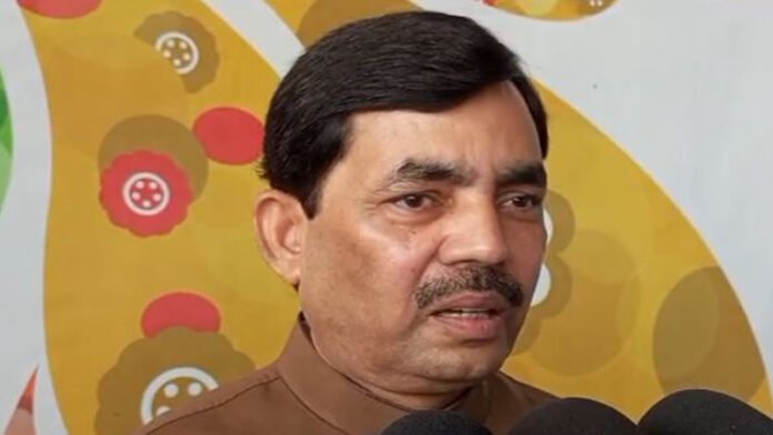 तेजस्वी के लेख पर शाहनवाज का तंज, कहा- पढ़े-लिखे नहीं, किसी और की...