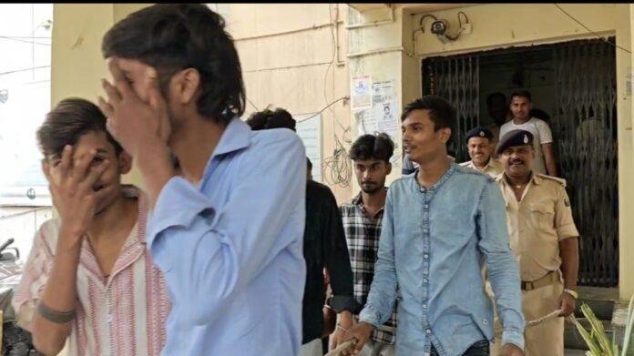 होटल में शराब पार्टी करते 15 हथियारबंद युवक गिरफ्तार