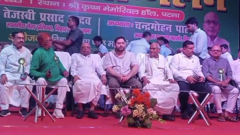 Tejashwi Yadav पाल समाज के सम्मेलन में पहुंचे तेजस्वी, जातियों को साधने में जुटे हैं नेता
