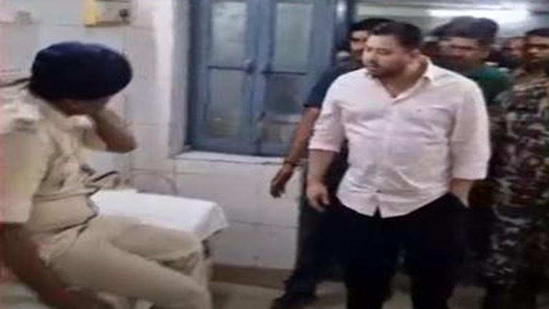 सड़क दुर्घटना में बाल-बाल बचे तेजस्वी, ट्रक ने उनके काफिले की गाड़ियों में मारी टक्कर