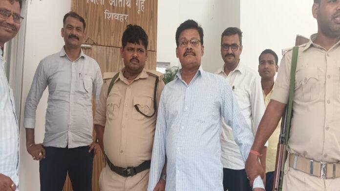 जिले में भू-अर्जन कार्यालय कर्मी रिश्वत लेते हुए गिरफ्तार