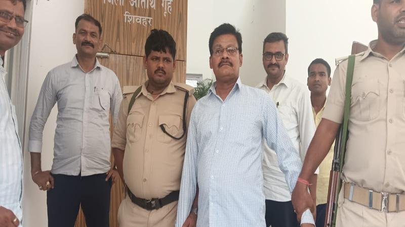 जिले में भू-अर्जन कार्यालय कर्मी रिश्वत लेते हुए गिरफ्तार