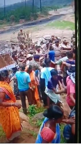 पुनर्वास के बिना गांव खाली कराने पर बवाल, पुलिस-ग्रामीणों में झड़प, कई घायल