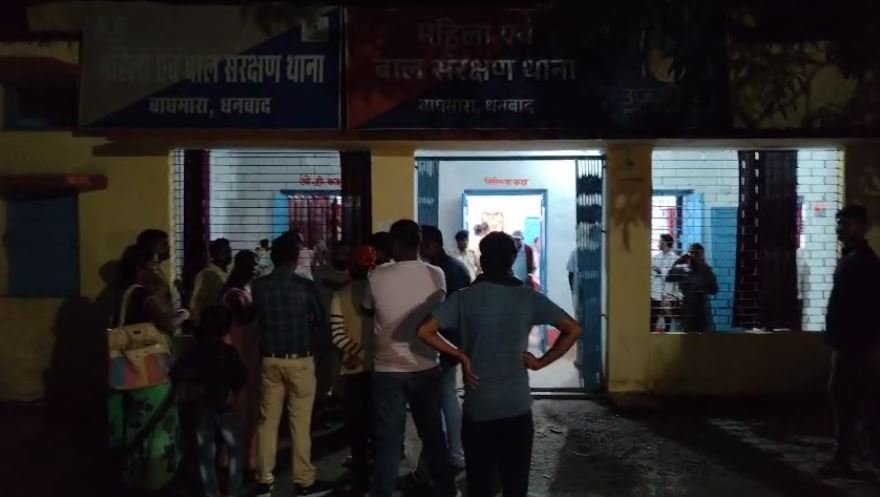 थाने में चले थप्पड़, खूब हुआ हंगामा, महिला थाना प्रभारी...