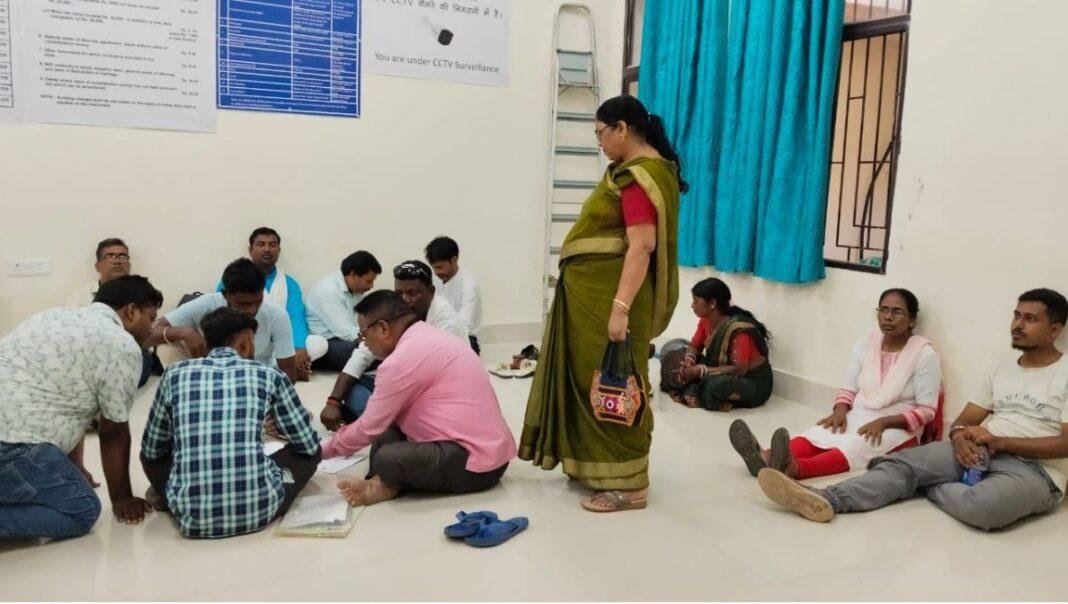 Bokaro: भव्य भवन, बेहाल व्यवस्था: चास अनुमंडल कार्यालय में जनता को नहीं मिल रही बुनियादी सुविधाएं