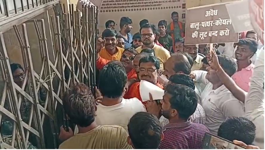 चास प्रखंड कार्यालय घेराव को लेकर भाजपा और झामुमो आमने-सामने, गेट क्षति पर बढ़ा विवाद