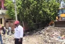 Koderma: जलजमाव से राहत के लिए नगर परिषद का विशेष अभियान, मानसून से पहले नालों की हो रही सफाई