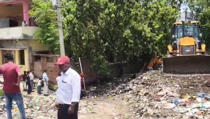 Koderma: जलजमाव से राहत के लिए नगर परिषद का विशेष अभियान, मानसून से पहले नालों की हो रही सफाई