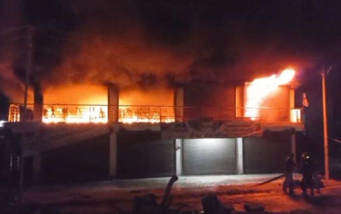 इलेक्ट्रिक शोरूम में आगजनी, 50 लाख का नुकसान, शोरूम मालिक ने साजिश का जताया संदेह 