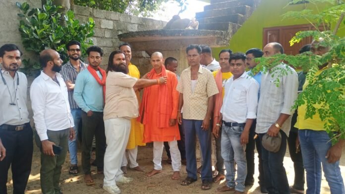 घर वापसी: भटके युवक की सनातन धर्म में वापसी, हिंदू संगठनों ने कराई विधिपूर्वक शुद्धि