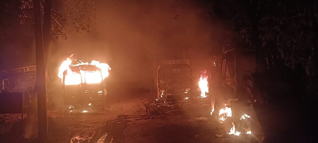 Hazaribagh: बदमाशों ने आधा दर्जन से अधिक वाहनों में लगाई आग