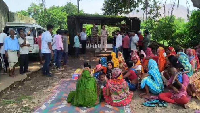 जयरामपुर आउटसोर्सिंग परियोजना की ब्लास्टिंग से कई घरों में दरार, महिलाओं के साथ मारपीट पर भड़के ग्रामीण