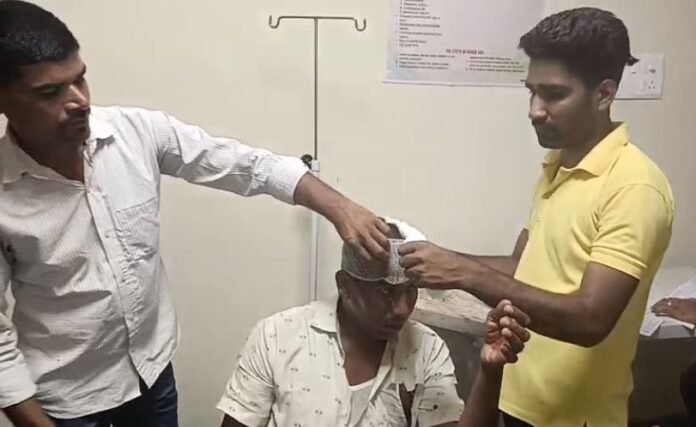 Garhwa: रंका में दो पक्षों के बीच मारपीट, वर्तमान मुखिया के पति व बेटी घायल