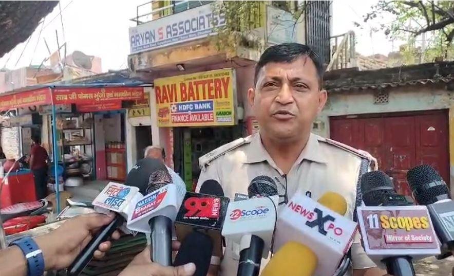 Dhanbad : छुप नहीं पाओगे, काली फिल्म वालों पर पुलिस की ताबड़तोड़ कार्रवाई... Dhanbad : जानकारी देती पुलिस