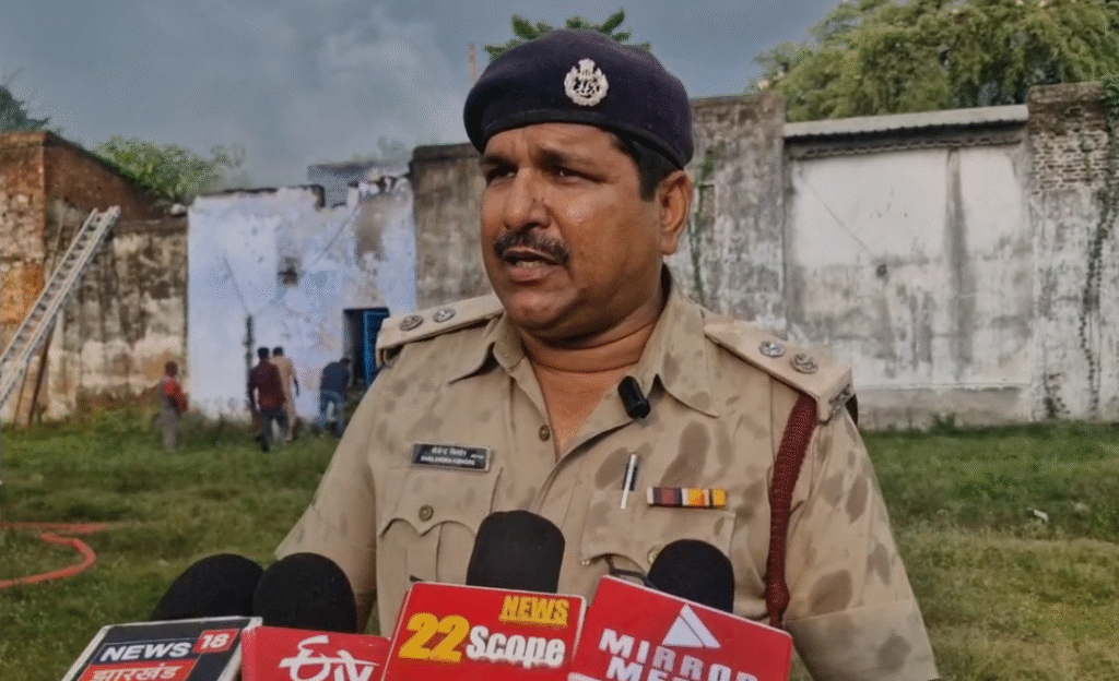 Hazaribagh fire : रुई और गद्दे की दुकान में भड़की भीषण आग से मची अफरातफरी, लाखों का सामान खाक... Hazaribagh fire : जानकारी देती पुलिस