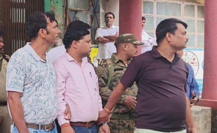 Lohardaga : 5 हजार की घूस ने फंसा दिया, रिश्वत लेते लेखा लिपिक को ACB ने रंगेहाथ धरा...