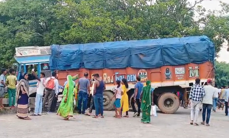 Giridih : एक तरफ खाई दूसरी तरफ जिंदगी, पुल की रेलिंग में लटका ट्रक... Giridih : मौके पर जुटी लोगों की भीड़