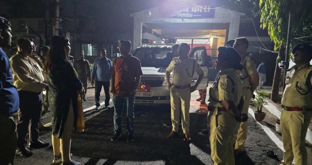 Giridih: केंद्रीय कारा में देर रात डीसी-एसपी के नेतृत्व में छापेमारी