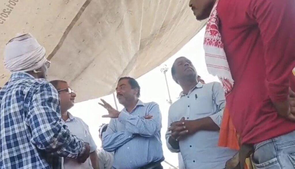 Ramgarh : ग्रामीणों को समझाते अधिकारी