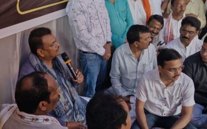 jr Hazaribagh : सांसद मनीष जायसवाल ने किया बिजली विभाग के जीएम कार्यालय का घेराव, मौजूद रहे कई विधायक...