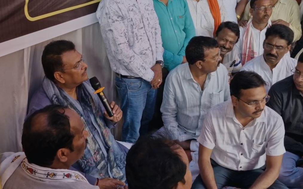 Hazaribagh : सांसद मनीष जायसवाल ने किया बिजली विभाग के जीएम कार्यालय का घेराव, मौजूद रहे कई विधायक...