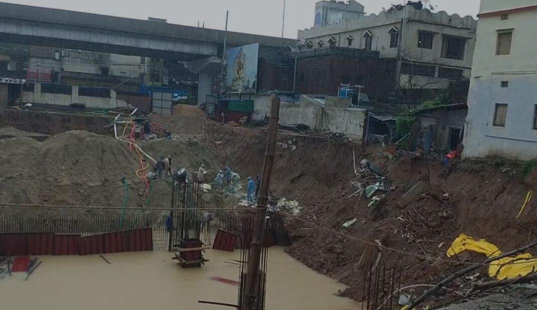 Ranchi : दहशत में लोग, बहुमंजिली इमारत की नींव खुदाई से भू-धंसान का खतरा...