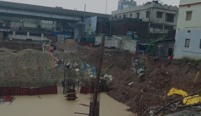 Ranchi : दहशत में लोग, बहुमंजिली इमारत की नींव खुदाई से भू-धंसान का खतरा...