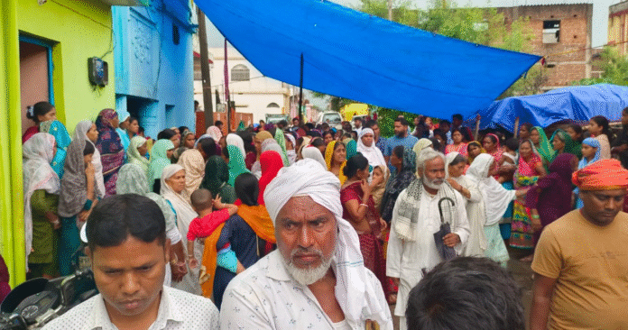 Hazaribagh : बरही में दर्दनाक हादसा: आधी रात को गिरा मकान का छत, दंपति की दबकर मौत...