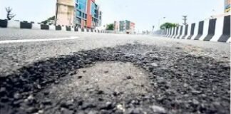 पहली बारिश में ही कांटाटोली फ्लाईओवर की सड़क उखड़ी, दीवारों में दरारें