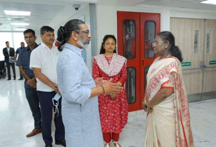 Breaking : राष्ट्रपति द्रौपदी मुर्मू ने अस्पताल पहुंचकर सीएम हेमंत सोरेन से जाना शिबू सोरेन का हाल...