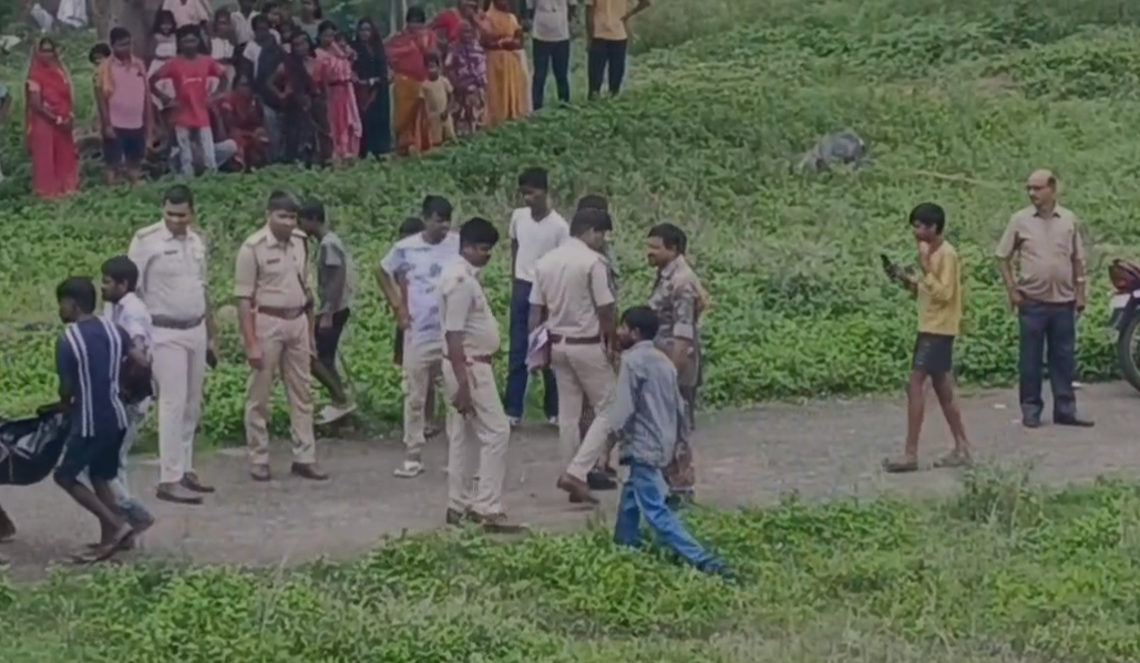 Dhanbad Murder : दोस्ती का खून: तालाब में युवक का शव मिलने से मची सनसनी, दोस्तों पर हत्या का आरोप...