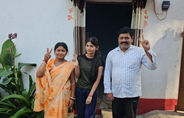 kkkkkk JAC 12th Arts Result 2025 : पैसों की तंगी, पिता बीमार फिर भी कमाल कर गई प्रेरणा, बनी दूसरी स्टेट टॉपर...