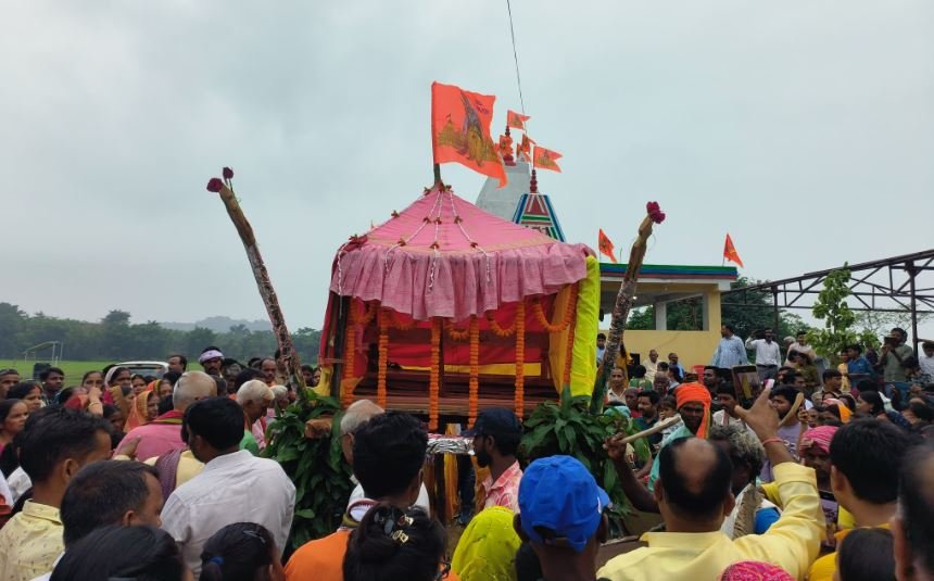 Gumla : टिनटागर में धूमधाम से निकली भगवान जगन्नाथ की रथ यात्रा, उमड़ा आस्था का सैलाब...